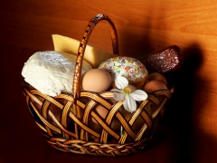 Eieren en kaas in een mandje
